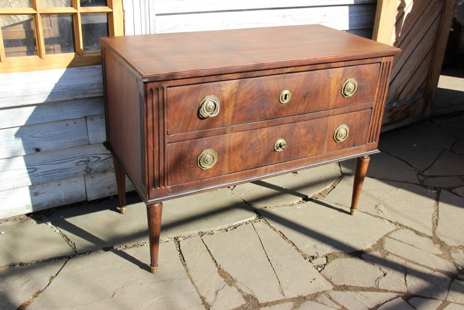 Дубовая тумба на ножках