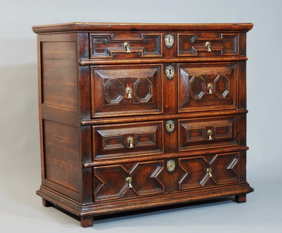 Старинный английский комод