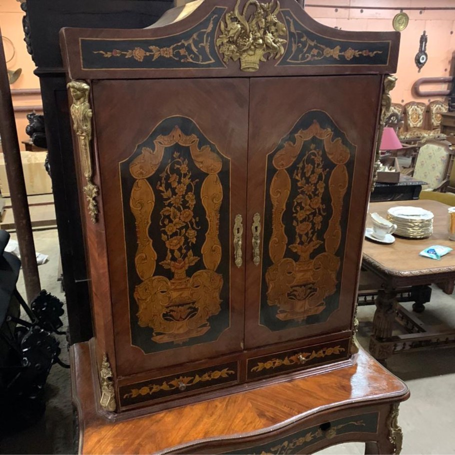 Антикварные столы и тумбочки