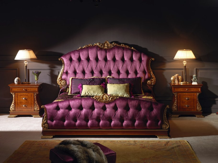 Бордовая с золотом спинка у кровати