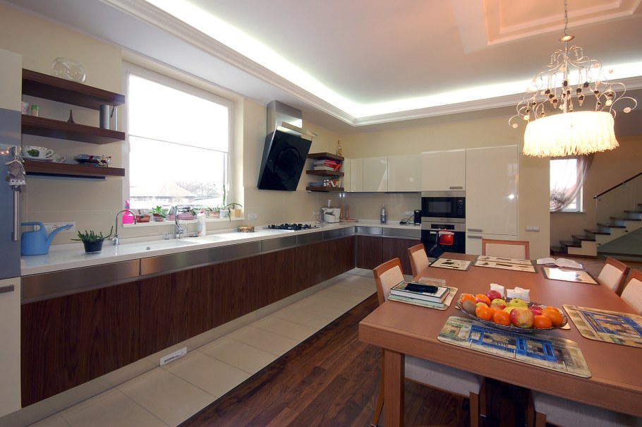 Кухня в частном доме без верхних шкафов