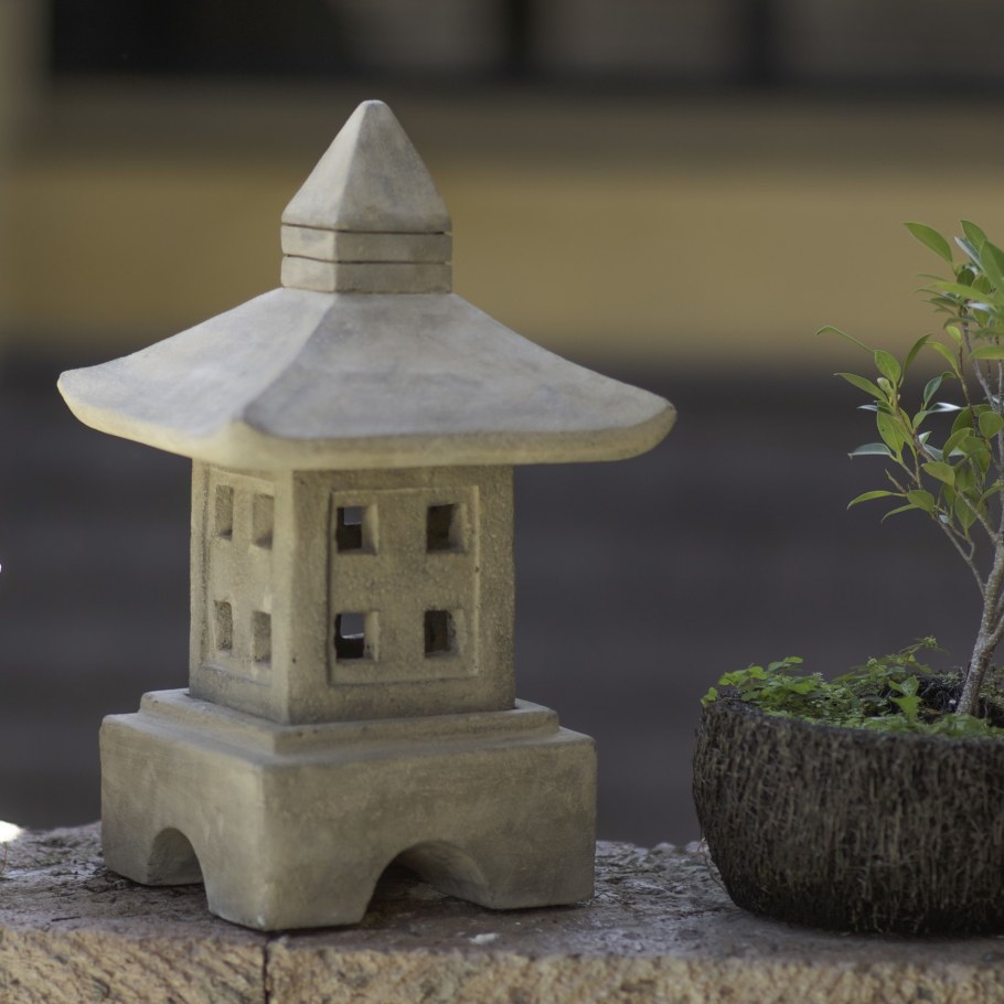 Икекоми-гата фонарь японский сад