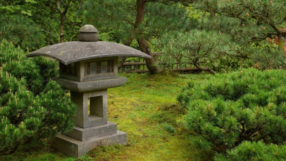 Фонарь Юкими Торо в саду