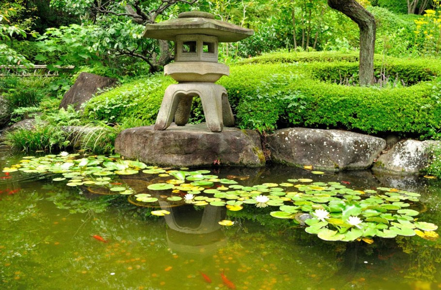 Фонтан в саду Киото в Японии