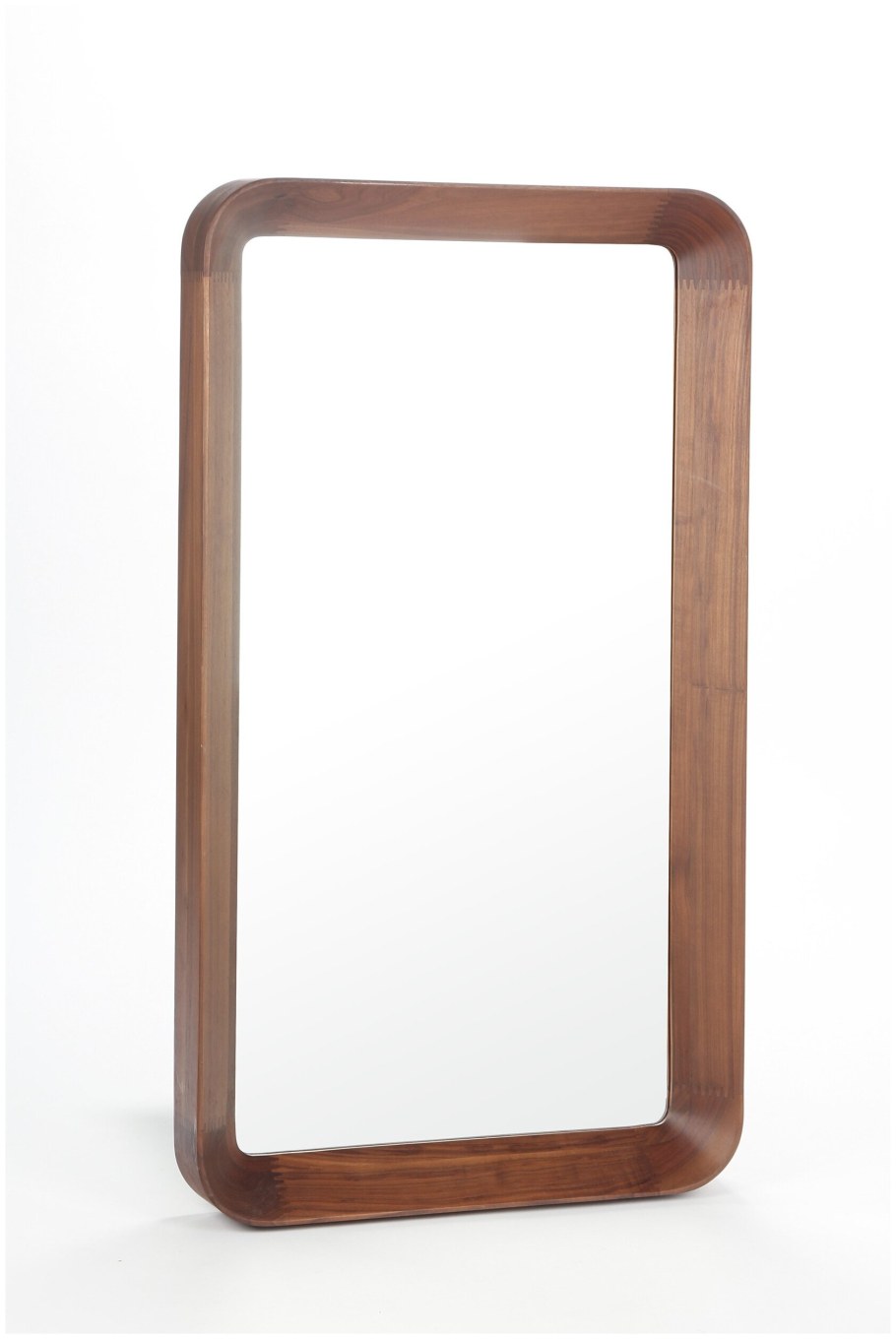 Зеркало в деревянной рамке