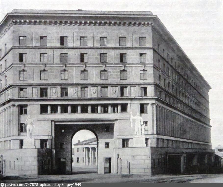 Дом военно-инженерной Академии на Яузском бульваре в Москве голосов