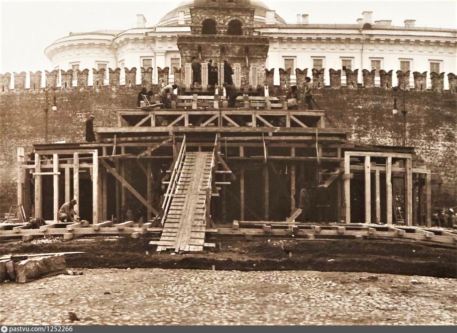 Первый деревянный мавзолей Ленина