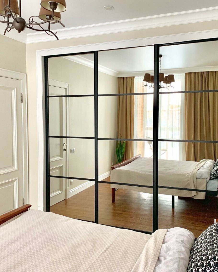 Шкаф с зеркальными дверями