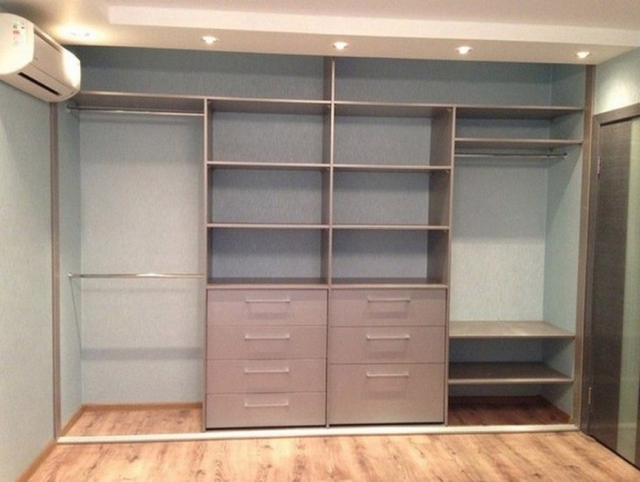 Встроенные шкафы внутри