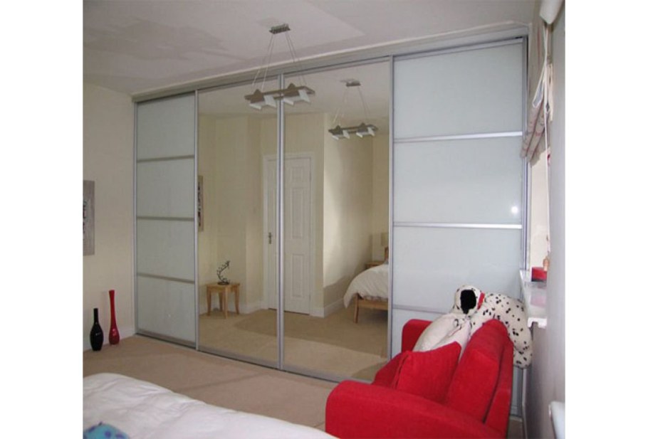 Шкаф купе во всю стену с зеркалом