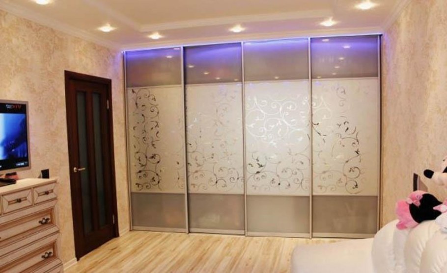 Встроенный шкаф-купе в гостиную