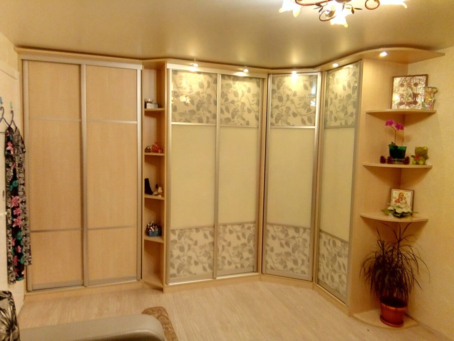 Большой угловой шкаф купе в спальню