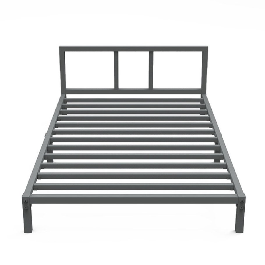Кровать с металлическим каркасом