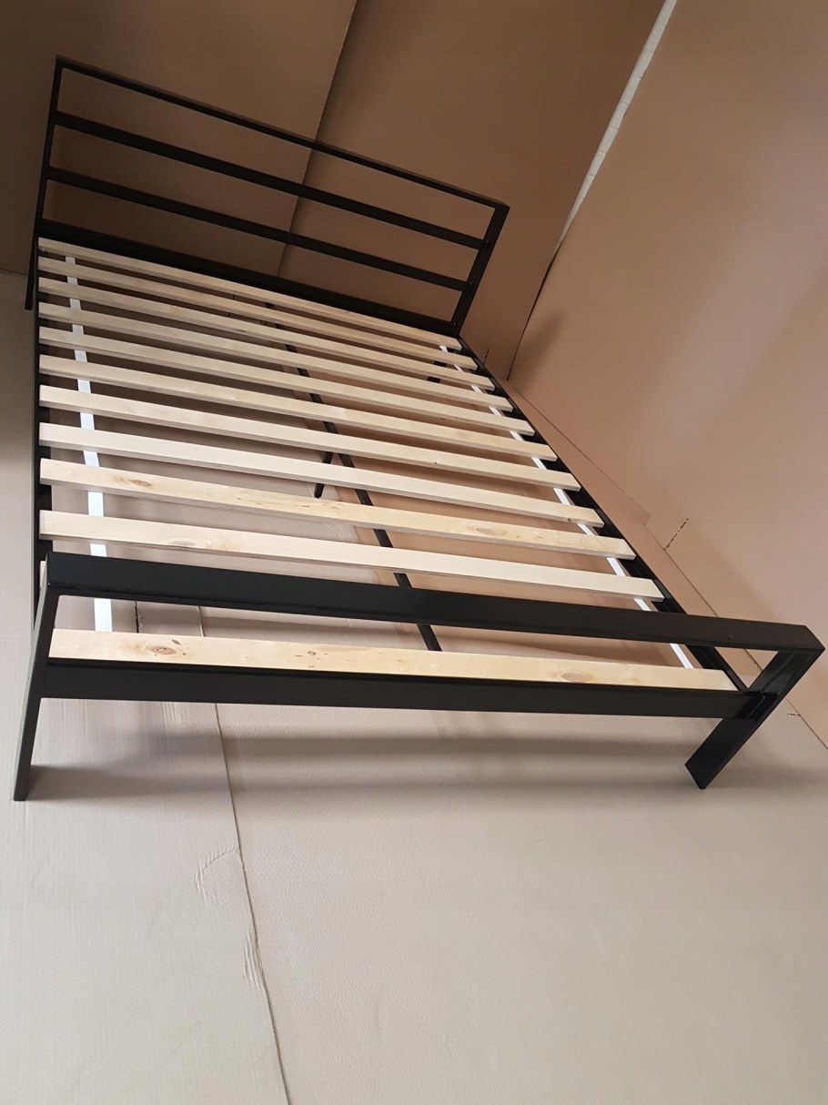 Кровать с железным каркасом