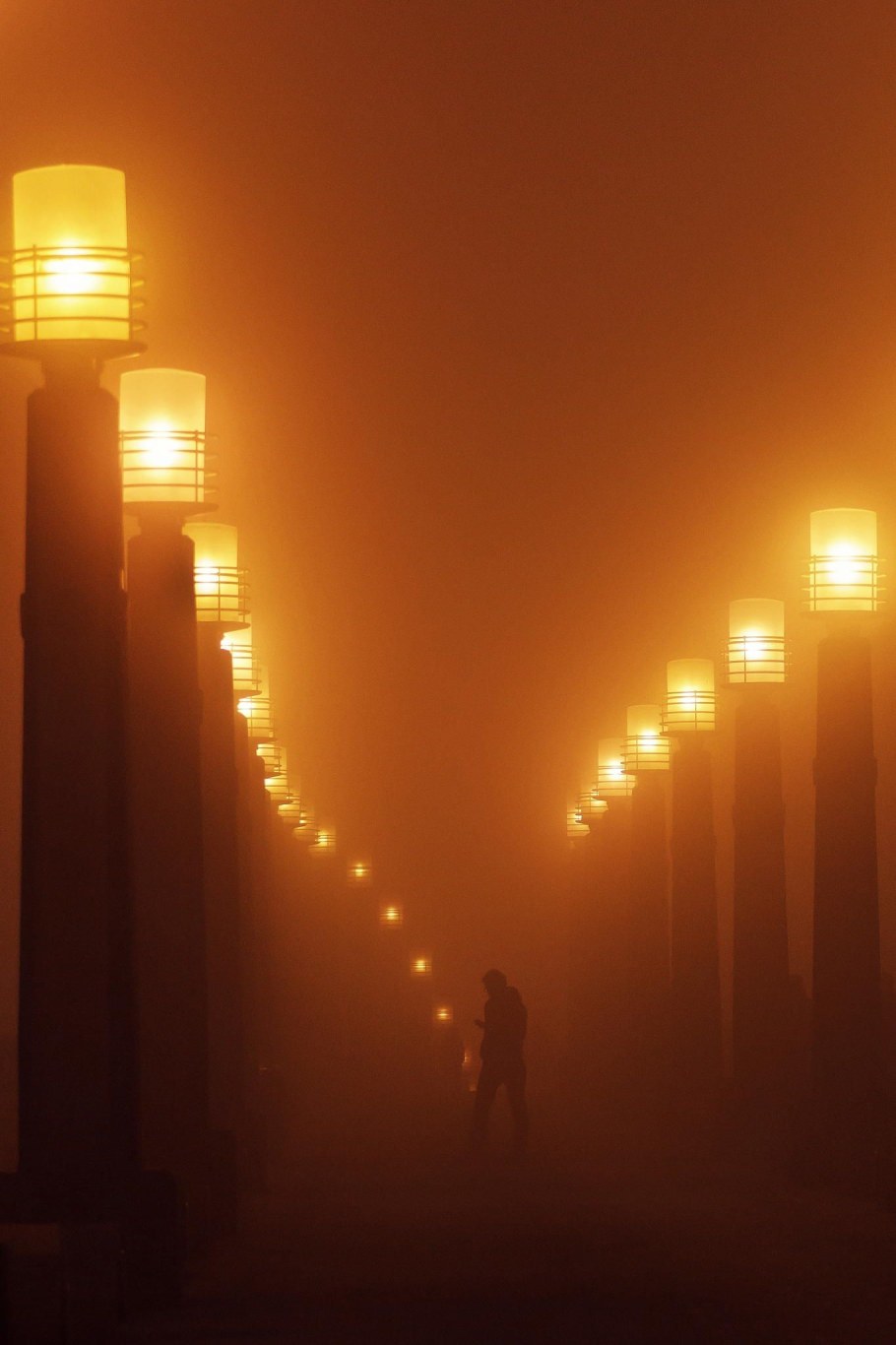 Фонарь с оранжевым светом