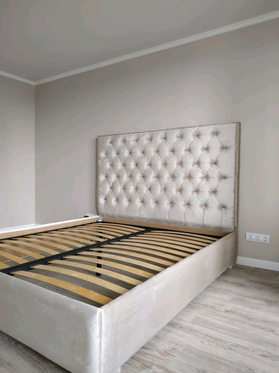 Кровать с высоким изголовьем