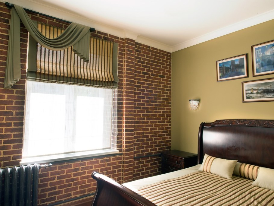 Римская штора в спальне лофт