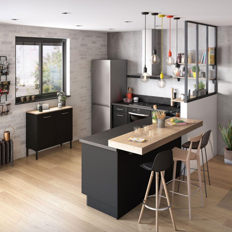 Небольшая студия с кухней с островом