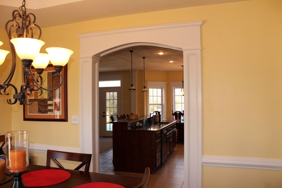 Арка между кухней и комнатой карниз