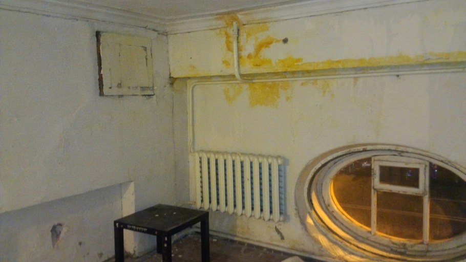 Люк в тайную комнату