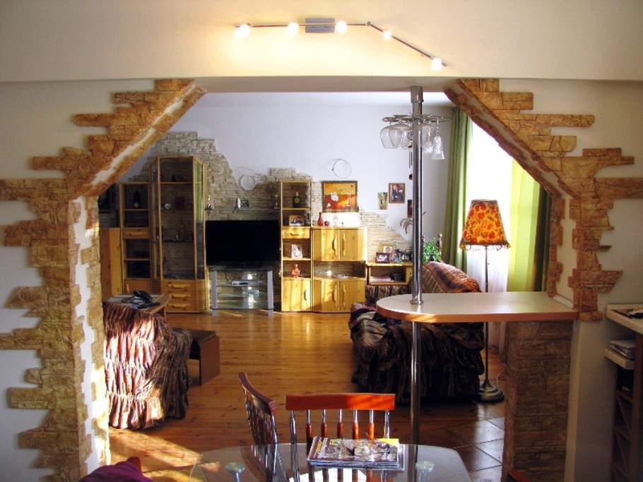 Отделка арки между кухней и гостиной