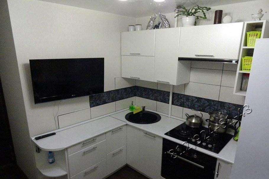 Угловая кухня хрущевка 5кв м белая