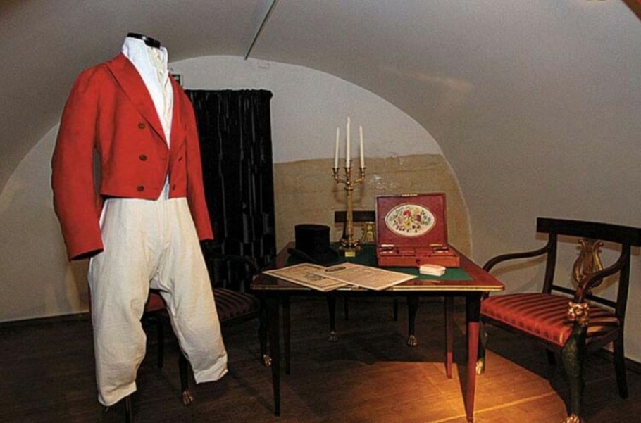 Костюмы первой трети XIX века из коллекции Александра Васильева.i