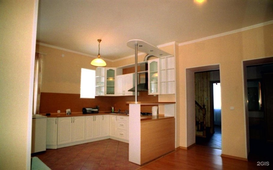 Барная стойка в стене между кухней и коридором