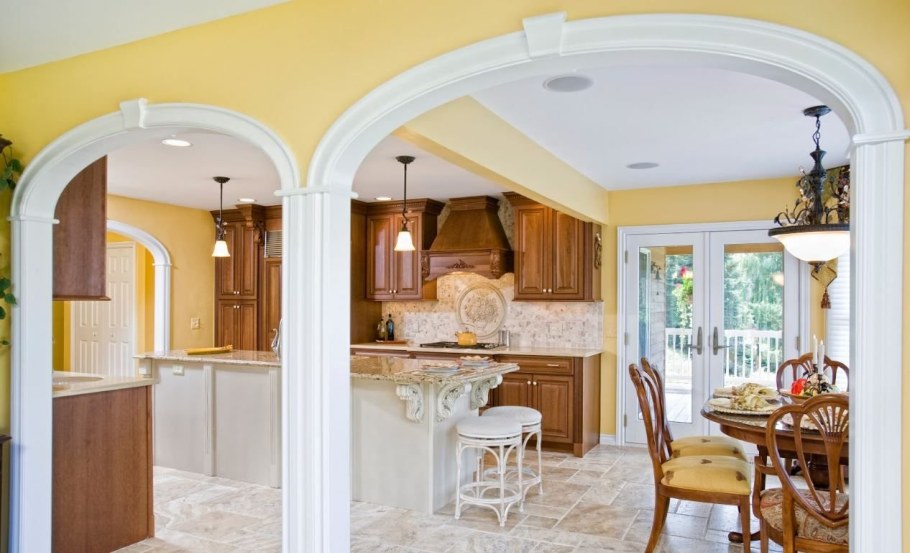 Арка между кухней и столовой