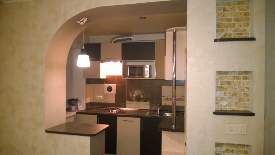 Арки в хрущевке на кухне с барной стойкой