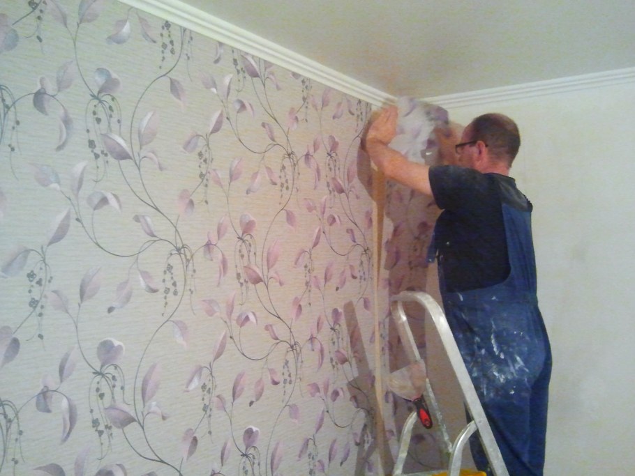 Поклейка обоев до и после