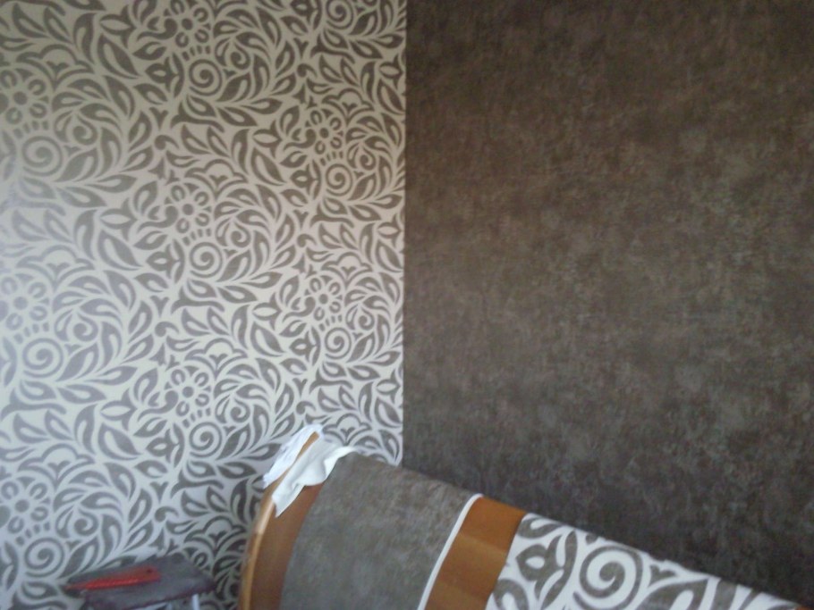 Стык обоев разных цветов