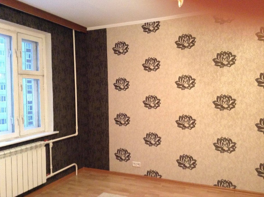 Поклейка двух видов обоев в комнате