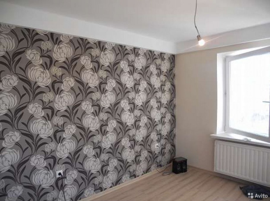 Поклейка зала обоями