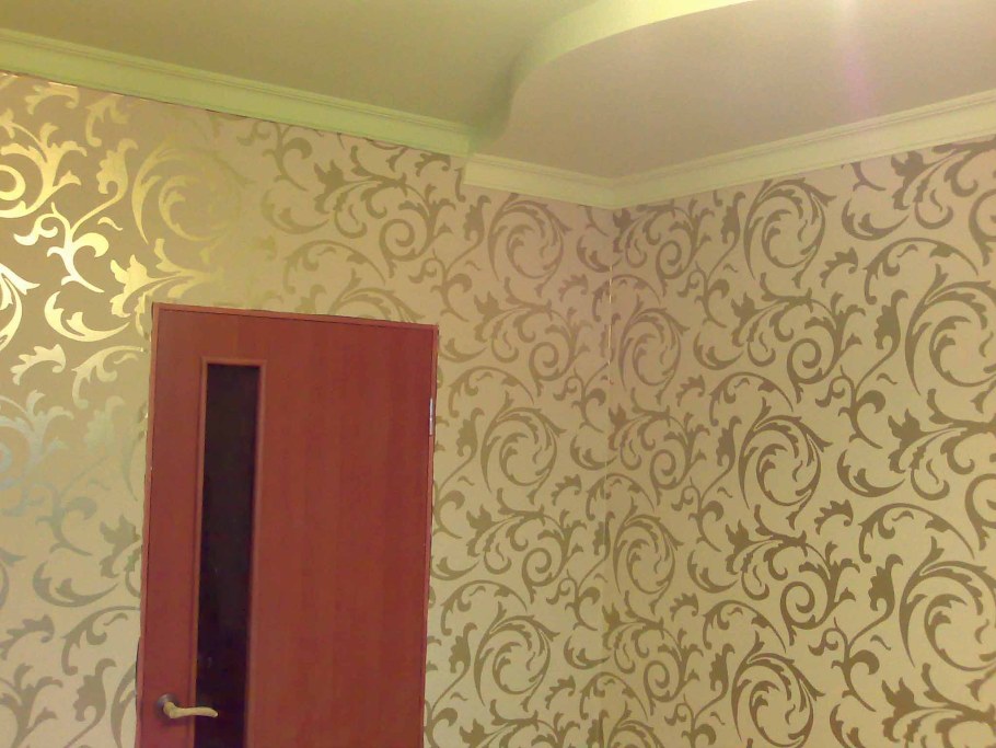 Бюджетно и красиво поклеить обои