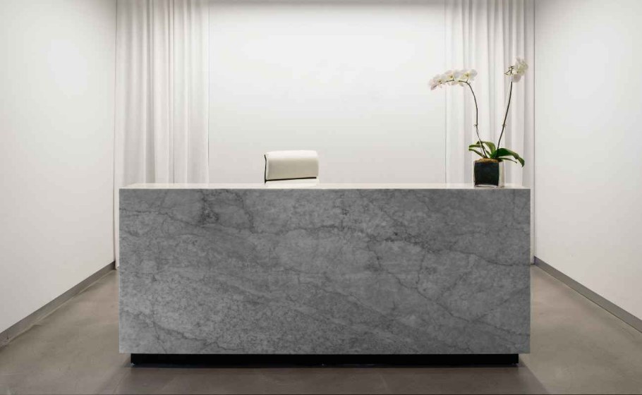 Стойка ресепшн из мрамора