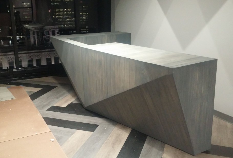 Стойка ресепшена с гранями