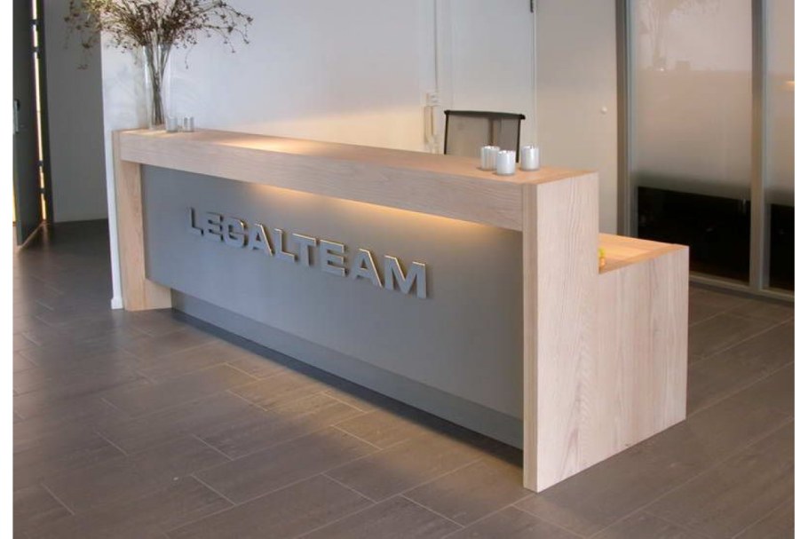 Красивая стойка ресепшн