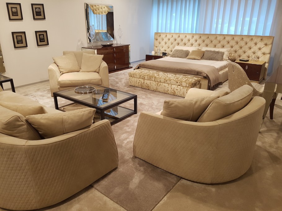 Шоу-рум мебели в спальни