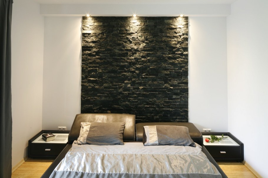 Декоративная плитка в спальне