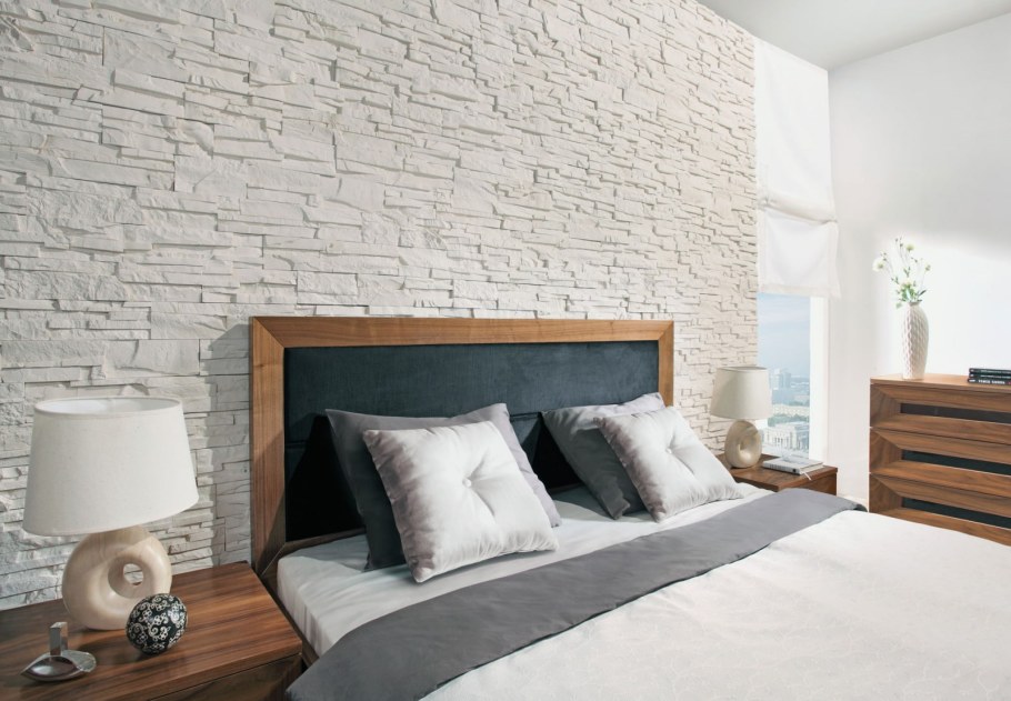 Декоративный камень в интерьере спальни