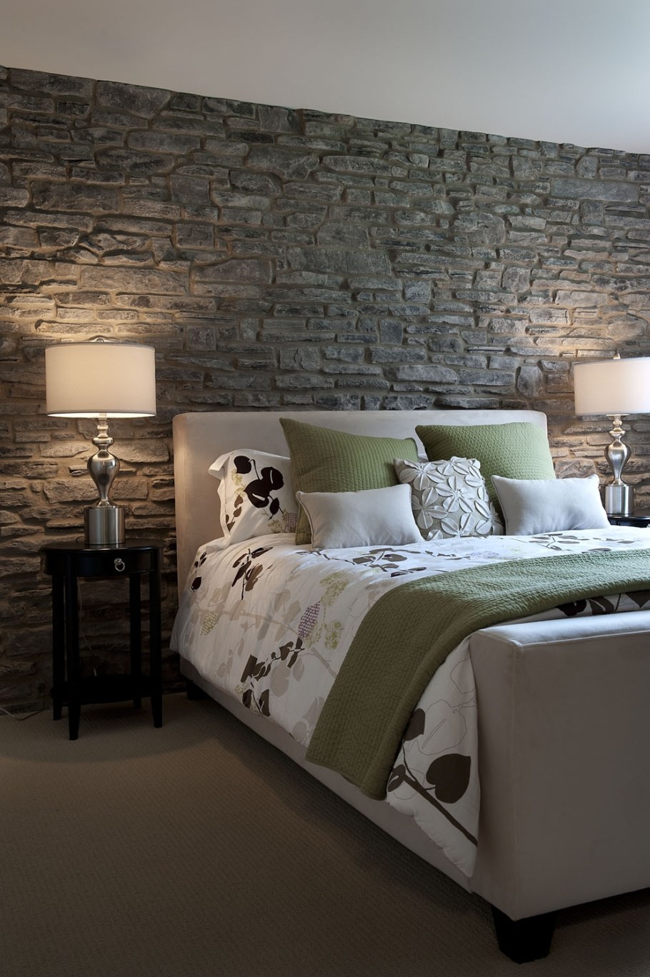 Спальня с интерьерным камнем