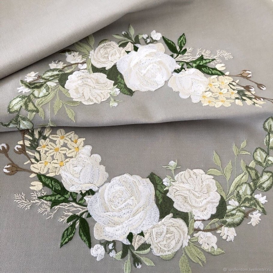 Машинная вышивка на скатерти