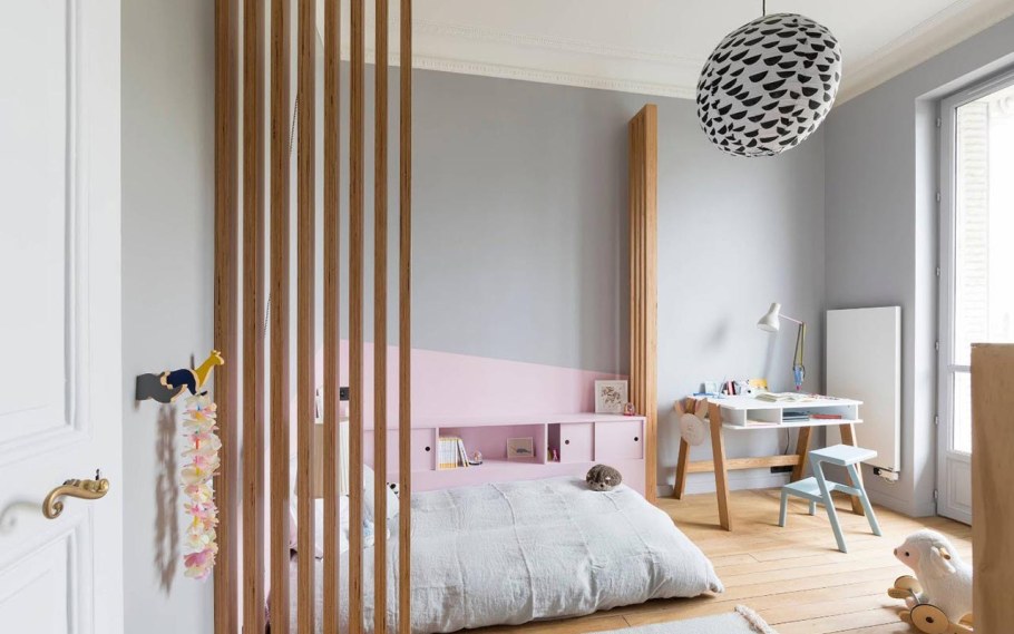 Гостиная с деревянными рейками