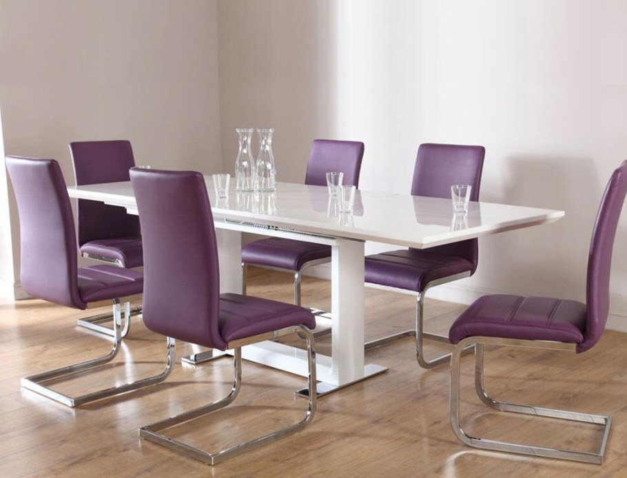 Кожаные стулья в интерьере кухни