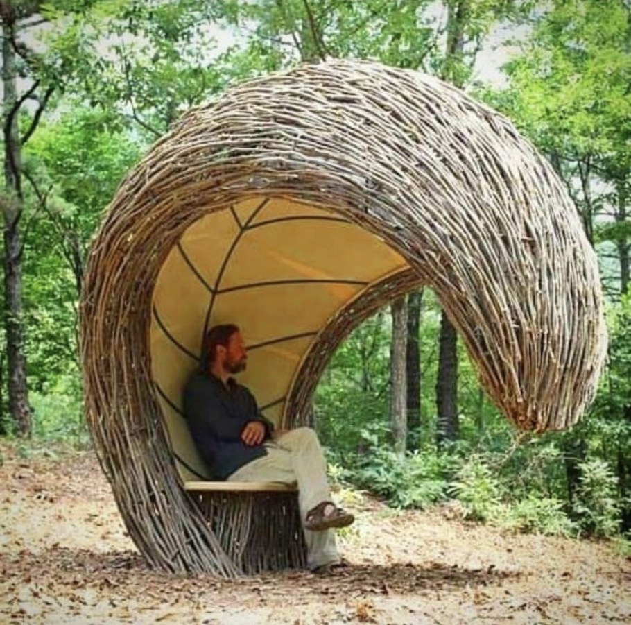 Плетеная беседка из веток