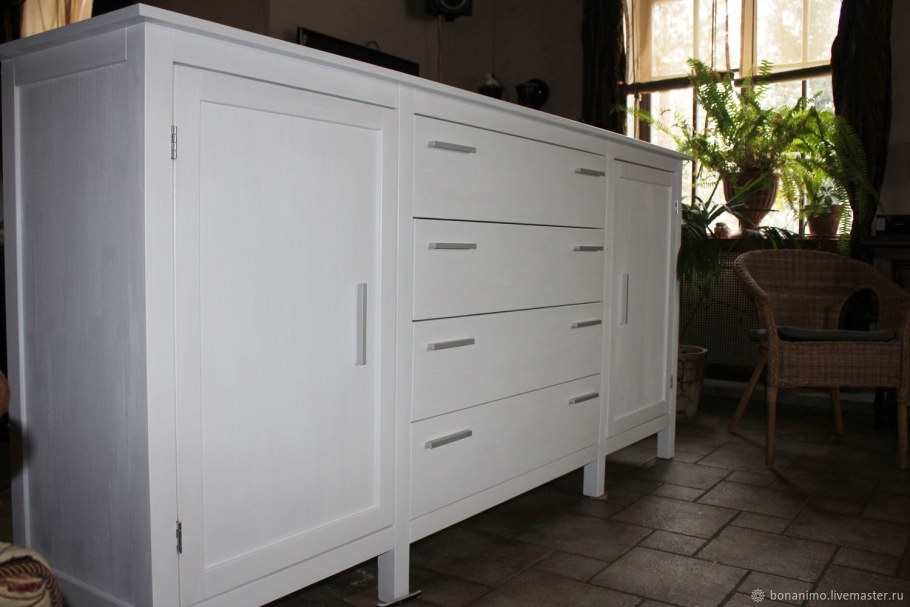 Белый комод в скандинавском стиле