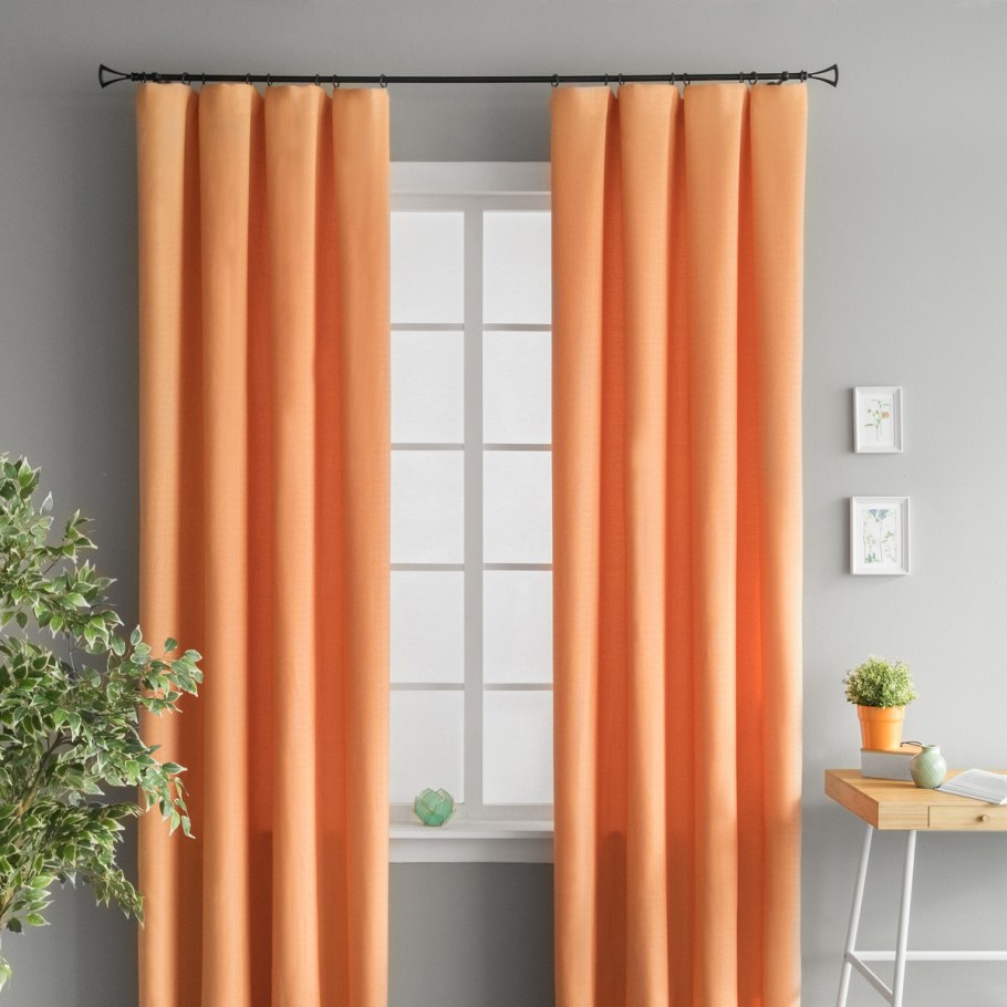 Оранжевые шторы в интерьере