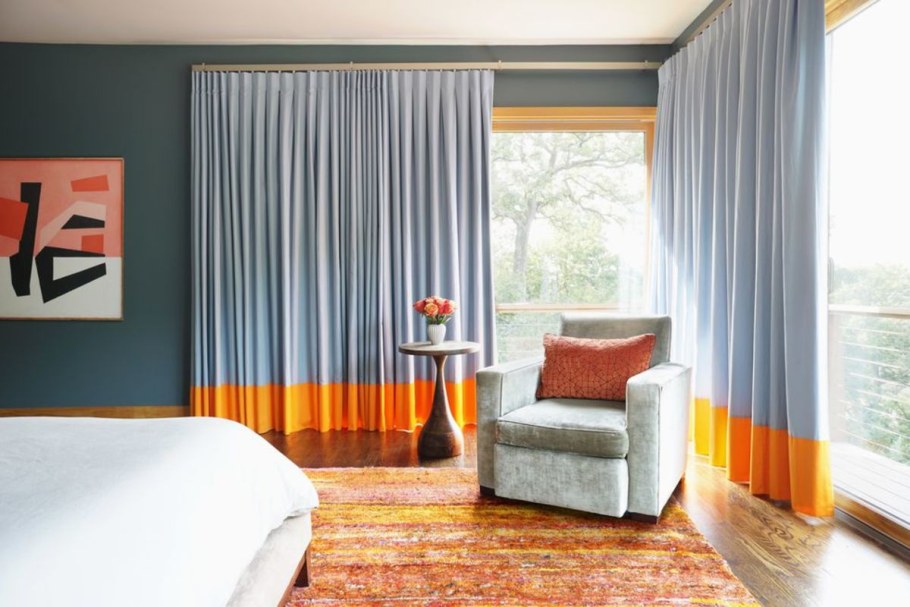 Оранжевые шторы в интерьере