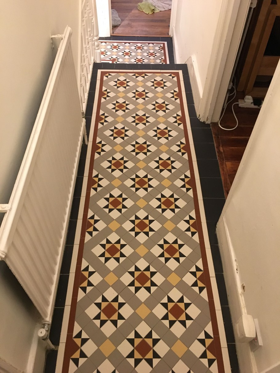 Ковер из плитки в прихожей